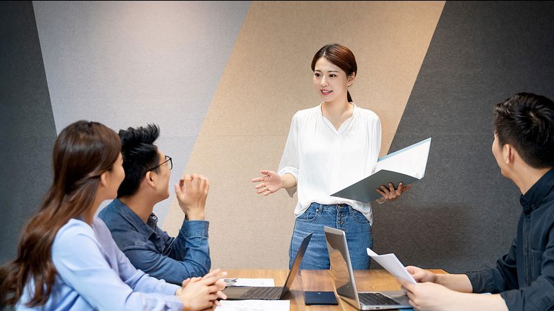 选择IT运维外包服务商时，企业需要关注以下几个方面：